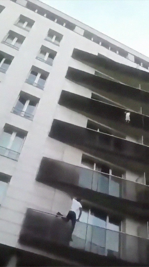 inspiringlife.pt - Homem salva criança pendurada em varanda ao escalar quatro andares em apenas 30 segundos