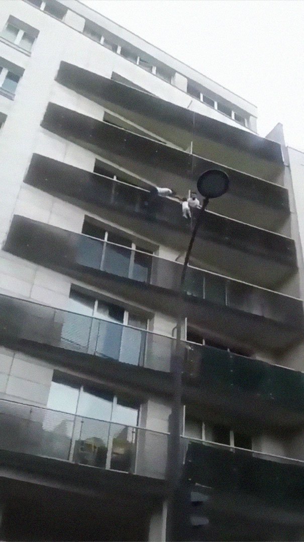 inspiringlife.pt - Homem salva criança pendurada em varanda ao escalar quatro andares em apenas 30 segundos