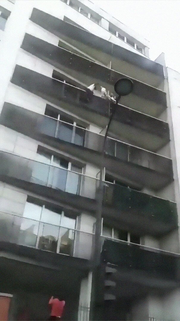 inspiringlife.pt - Homem salva criança pendurada em varanda ao escalar quatro andares em apenas 30 segundos